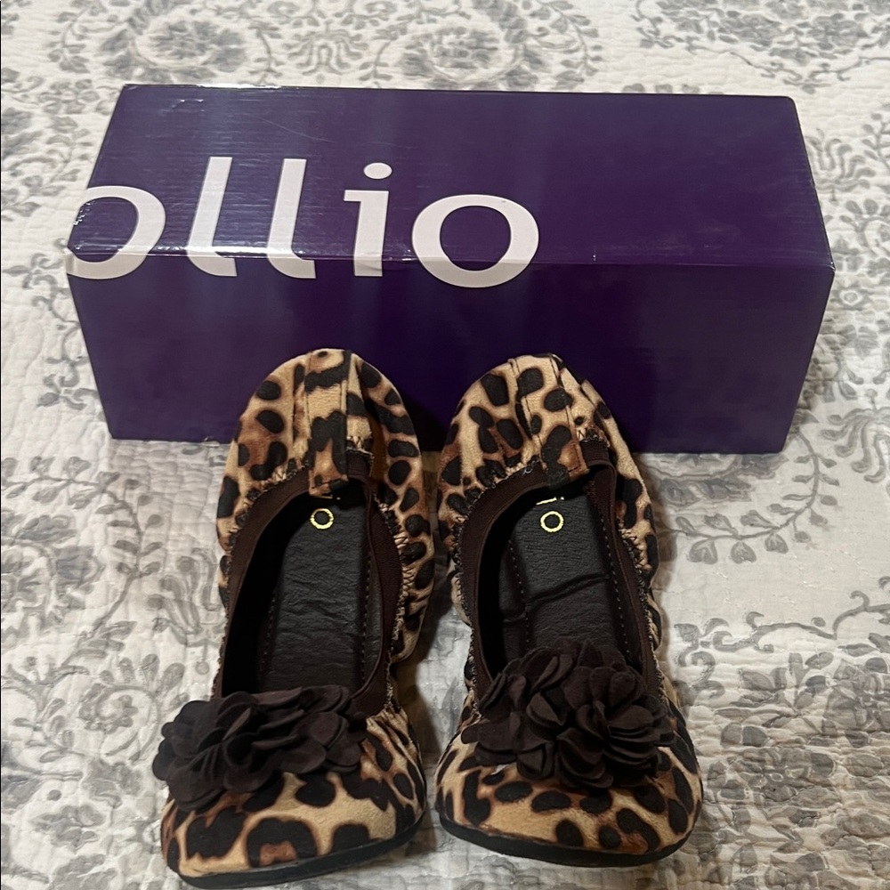 Ollio Women's Leopard Print Flats with Brown Floral Detail